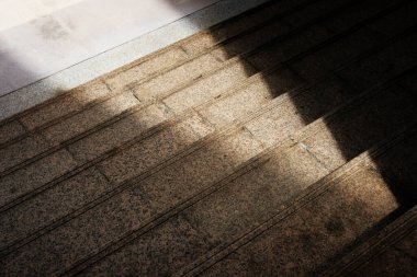 Yerdeki bir taşın gölgesi