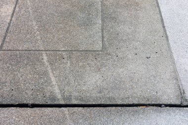 Kırık ve çizikli gri taş döşeme dokusu