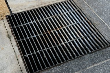 Sokaktaki paslı rögar kapağı. Kapat - kapat