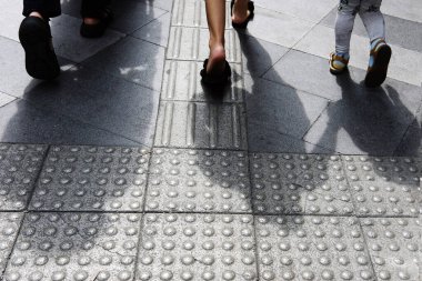 Şehirde yürüyorum.