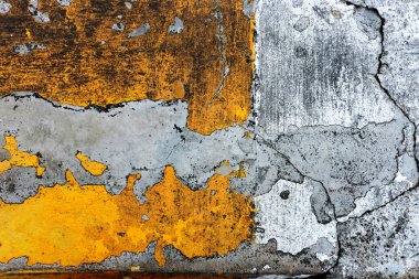 Sarı ve turuncu renkli eski bir duvar