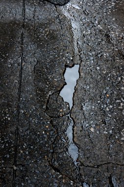 Çatlak ve asfalt yollu kırık asfalt.