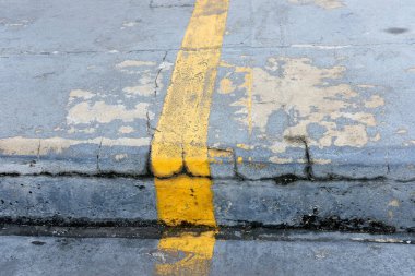 Sarı ve beyaz çizgileri olan ıslak asfalt yolu, yağmur damlaları