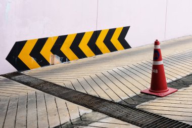 Beyaz çizgili yol tabelası.