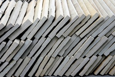 İnşaat için yeni kiremit yığını