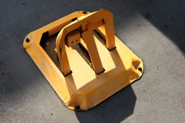 İnşaat için sarı ve mavi şantiye