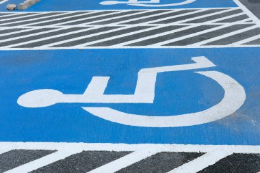 Engelli ile park işareti