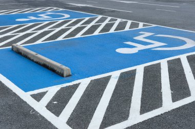 Engelliler için engelli park işareti