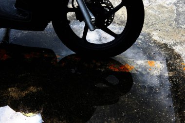 Su damlalı motosiklet kaskı