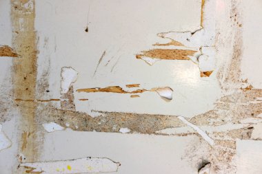 Eski paslı duvar, kabuğu soyulmuş.