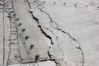 Çatlak ve asfalt kaplı beton yol