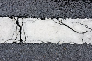Kırık ve çatlaklı asfalt yolu