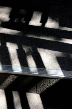 Şehrin zemininde gölgeler