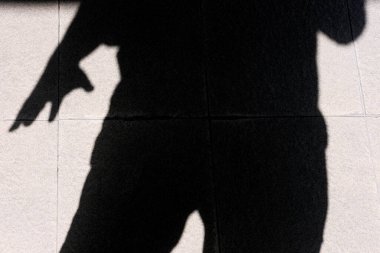 Duvardaki bir adamın gölgesi