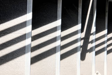 Beyaz arkaplanda siyah beyaz gölge