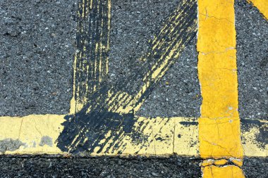 Yoldaki sarı çizgiler
