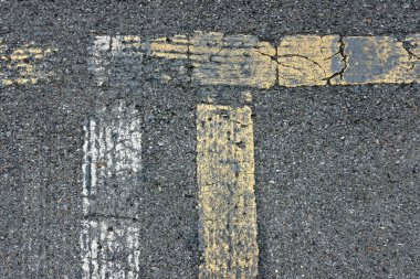 Asfalttaki sarı ve gri çizgiler