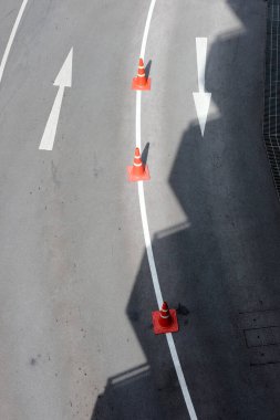 Sokakta koni ve trafik işareti
