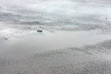 Islak yolda su sıçrıyor. Su damlaları ve ıslak asfalt içeren soyut arkaplan.