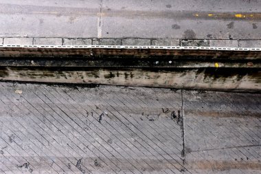 Demir ve çelik elementli eski metal çatının soyut arkaplanı