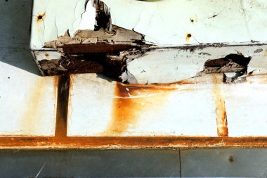 eski paslı metal duvar