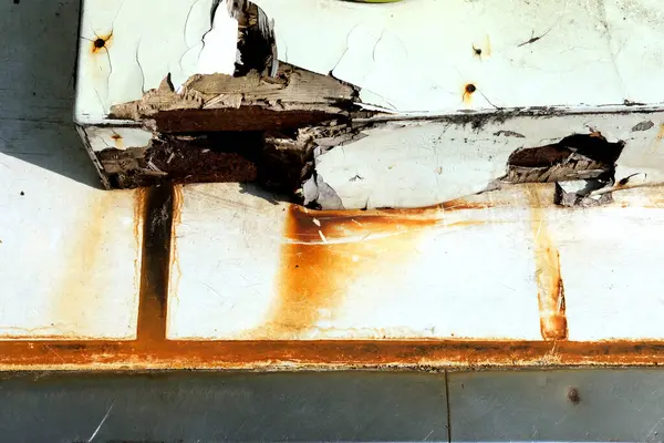 eski paslı metal duvar