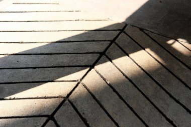 Yerdeki kiremitlerin gölgeleri