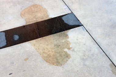 Kirli ıslak zemin ve su birikintisi