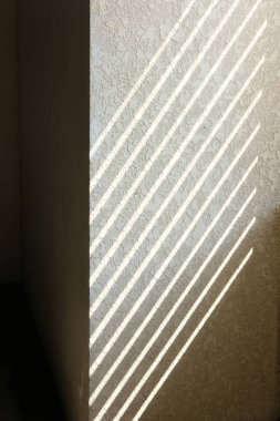 Duvardaki beyaz pencerenin gölgesi