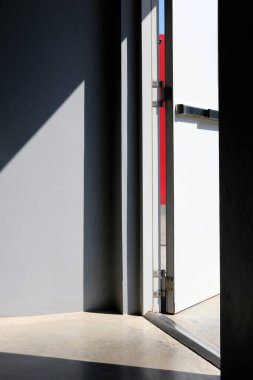 Kırmızı pencereli modern mimari