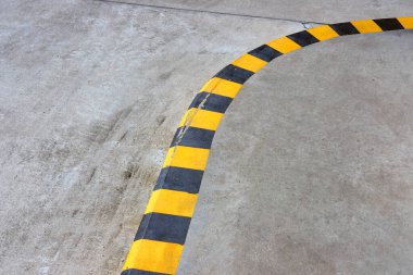 Yerde siyah ve sarı lastik var.