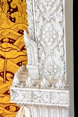 Beyaz duvar arkaplanlı güzel beyaz Tayland tapınağı