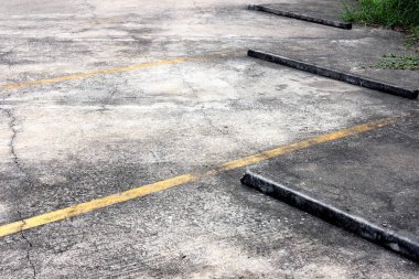 Beyaz beton zemini olan boş bir park yeri