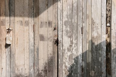 Eski yıpranmış ahşap kapılı, soyulmuş boyalı.