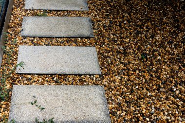 Kaldırımda taşlar