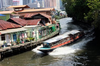 Bangkok, Tayland 'daki nehirdeki eski ahşap tekne.