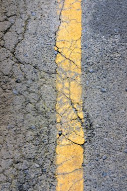 Çatlaklı ve çizikli asfalt dokusu