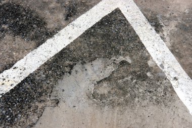 Caddedeki beyaz ve gri üçgen yol tabelası