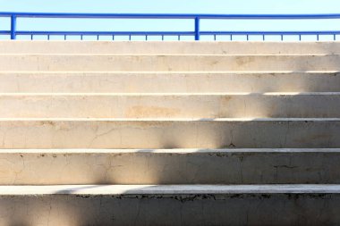 Stadyumun merdivenlerine.