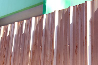 Metal ürünler deposunda paket halinde metal profil dokusu