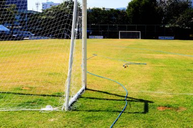 Yeşil alanda futbol ağı