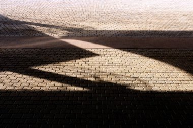 Bir kaldırımın gölgeleri