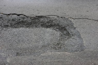 arkaplan dokusu olarak çizikleri ve çatlakları olan asfalt