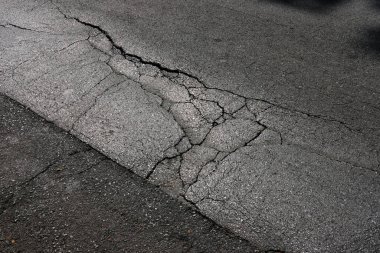 asfalt yüzey dokusu çatlaklarla.