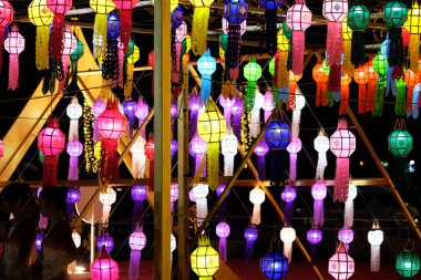 Chiang Mai Tayland şehrinde gece renkli fenerler