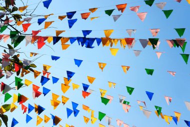 İpe asılı renkli bayraklar ve bayraklar