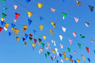 Renklerin ve gökyüzünün renkli bayrakları