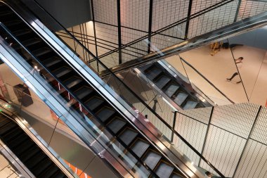 Modern alışveriş merkezinin içi