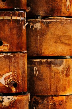 Eski paslı demir kutu.