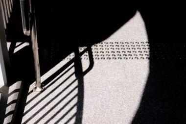 Binanın duvarının gölgesi